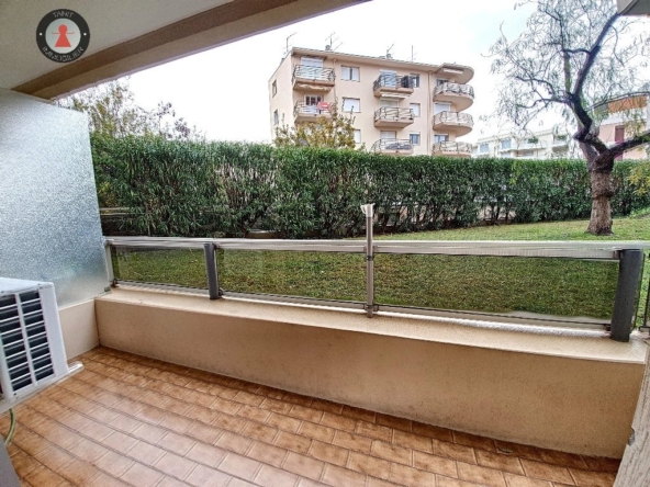 STUDIO MEUBLE 25M² LOCATION A L'ANNEE - Bord de Mer - Tanit Immobilier