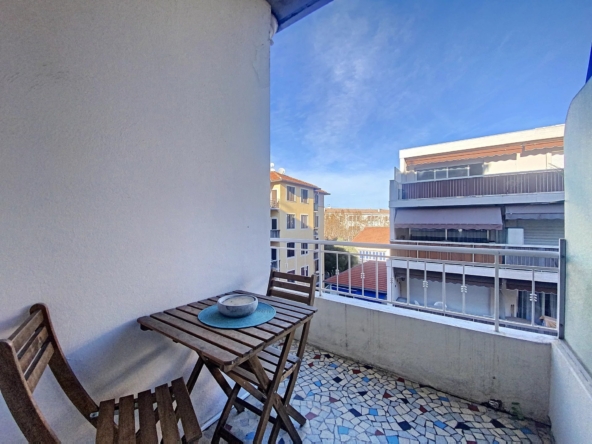 A LOUER 2 PIECES MEUBLE A L'ANNEE - ANTIBES LES PINS - Tanit Immobilier