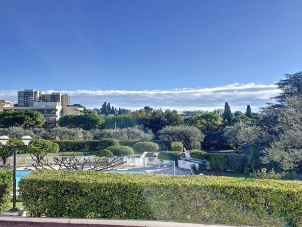 A VENDRE JUAN LES PINS LA COLLE 2 PIECES D'ANGLE RESIDENCE STANDING AVEC PARC ET PISCINE - Climatisation - Tanit Immobilier