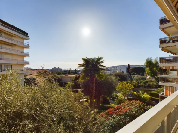 Juan les Pins Rostagne vue mer 3 pièces d'angle avec une terrasse de 45M2 - Exclusif - Tanit Immobilier