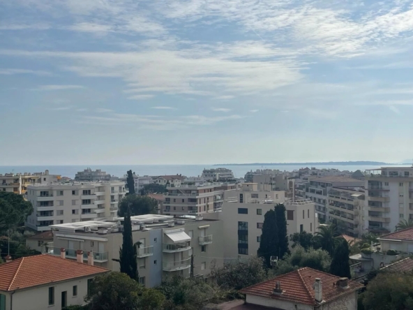 A VENDRE GRAND 2 PIECES TRAVERSANT VUE MER JUAN LES PINS ROSTAGNE - Vendu - Tanit Immobilier