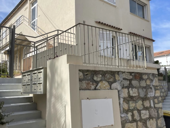 A VENDRE STUDIO DE 30 M2 DERNIER ETAGE - Vente - Tanit Immobilier