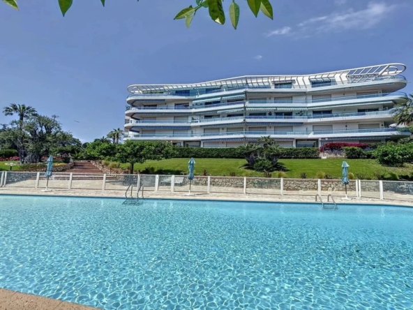 À Vendre : Appartement Traversant à Juan-les-Pins - Piscine - Tanit Immobilier