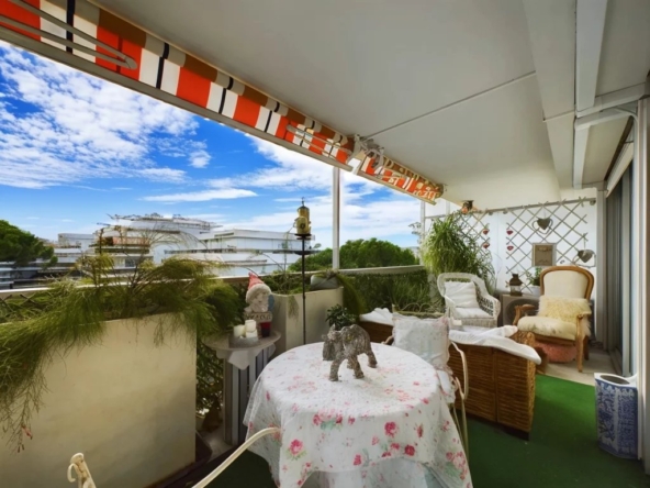 Superb Two-Room of 45 m2 in Juan-les-Pins - Residence with Park, Pool and Caretaker - Apartment - Tanit Immobilier