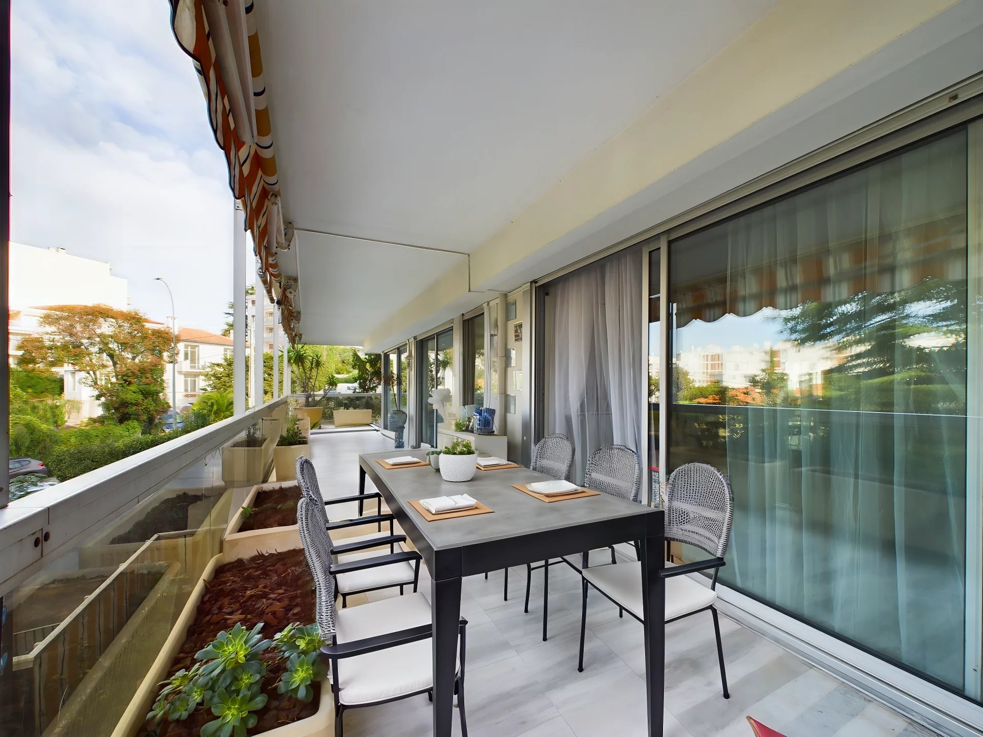 À VENDRE : APPARTEMENT 3 PIÈCES AVEC GRANDE TERRASSE ET PISCINE - Tanit Immobilier