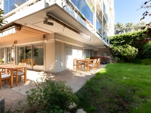 Superbe Rez-de-Jardin avec Jardin de 200 m² au Cœur de Juan-les-Pins - Tanit Immobilier