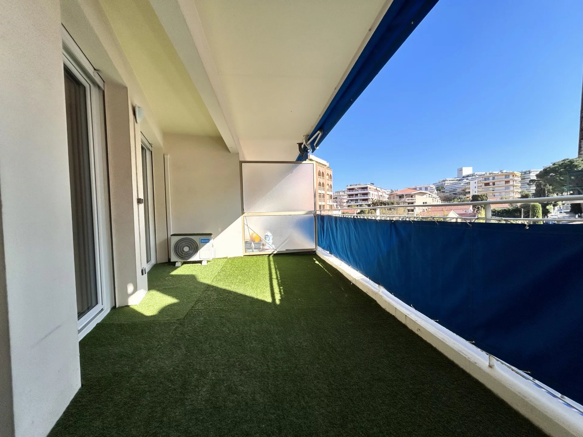 Renovated One-Bedroom Apartment with Terrace in the Heart of Juan-les-Pins - rental - Tanit Immobilier