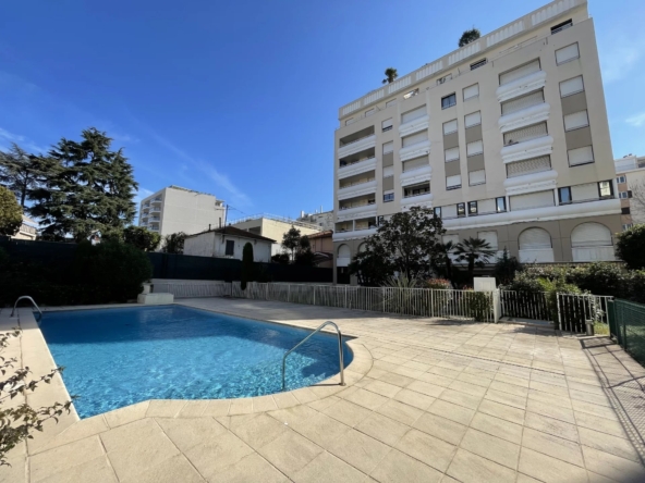 À VENDRE – Superbe 2 pièces avec terrasse et garage, Piscine, à Juan-les-Pins - Tanit Immobilier